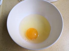 2.	将鸡蛋打入一个干净的碗里，