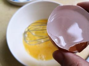 3.	用鸡蛋壳来量清水，一般一个鸡蛋放1.5倍左右的清水，就是三蛋壳的水量加入到鸡蛋里，