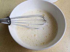 4.	用手动打蛋器搅打蛋液至出现白色泡沫，一定要打到这个水平，才能使做出的鸡蛋羹平如镜，