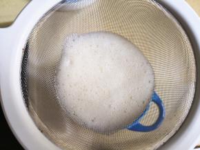 5.	打好后筛子将蛋液过滤，去除白色泡沫，