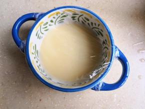 6.	将过滤好的蛋液倒入蒸碗里，表面盖上保鲜膜，