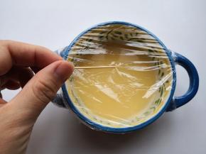 7.	并用牙签扎几个孔，