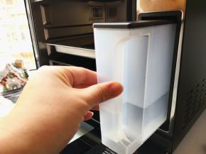 8.	将蒸烤箱的内置水箱装入适量的清水，插入烤箱水箱盒内，