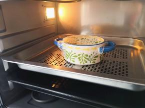 9.	将蒸碗放入烤箱里，