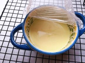 12.	时间到蛋羹蒸好了，将蒸碗取出来，揭开保鲜膜，