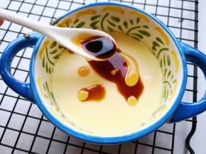 14.	再放入一小勺酱油，