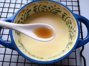 13.	先放入一小勺香油，