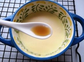 13.	先放入一小勺香油，
