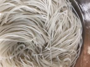 苕粉用开水泡发，再用剪刀剪成段