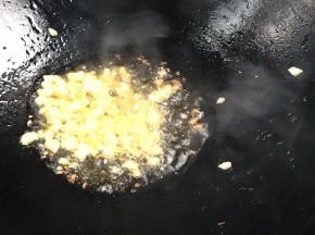 锅烧热油，爆香蒜末