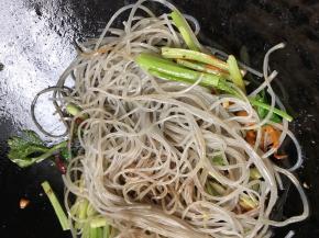 加入苕粉丝和少许味精，炒均匀至入味