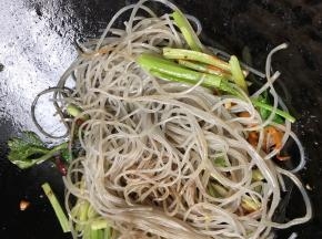 加入苕粉丝和少许味精，炒均匀至入味