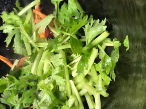 加入芹菜炒断生