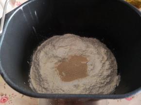 1.	先用面包机来揉面，把面包材料的液体部分先放入面包机里，再对角放盐和糖，最后放高筋面粉，中间放酵母，揉成面团后，再把软化的黄油放入面包机里揉至可以拉出大片薄膜为止，