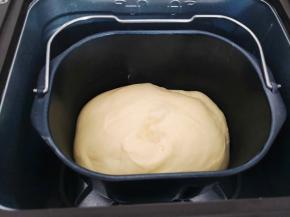 2.	揉好后盖上面包机的盖子，室温23度，室温发酵，面团发酵至原来2倍大即可，