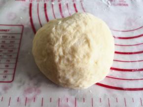 3.	取出排气，滚圆松弛15分钟，