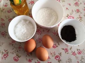 7.	现在来做蛋糕体部分，准备好所需要的食材，