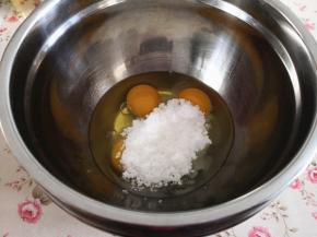 8.	将鸡蛋打入干净无油无水的盆里，打蛋盆放入温水的盆里，水温在80度左右，用电动打蛋器打发，