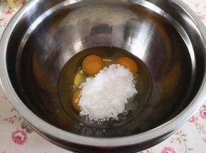 8.	将鸡蛋打入干净无油无水的盆里，打蛋盆放入温水的盆里，水温在80度左右，用电动打蛋器打发，