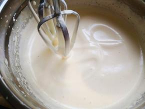 9.	打发至提起打蛋头，蛋液滴落的面糊能够画出“8”字，且不马上消失，就可以了，