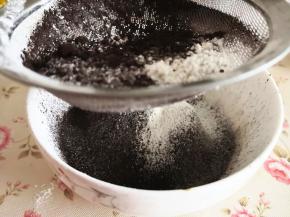 10.	将低筋面粉与可可粉混合过筛，