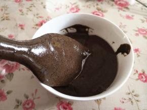 12.	取一小部分蛋糕糊倒入玉米油里，翻拌至均匀，再倒回原来的蛋糕糊里翻拌均匀，动作要轻要快，防止消泡，