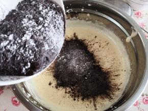 11.	分三次加入到鸡蛋糊里，从下向上翻拌至无干粉状态即可，