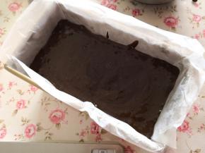 13.	取出发酵好的吐司，将蛋糕糊倒入吐司盒里，