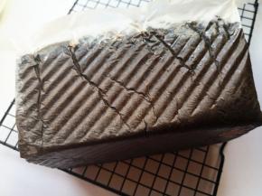 15.	烤好后了取出来，去掉油纸，晾至温热即可切片品尝了。