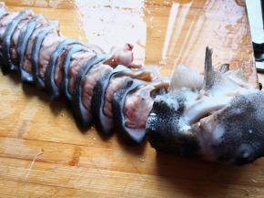 3.	去除海参斑的内脏和鱼鳃，清洗干净后切成厚度为1厘米左右的厚片，鱼头保留，