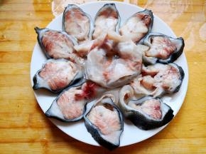 4.	将其摆在盘子里，鱼头放在中间，并用厨房用纸吸去多余的水分，