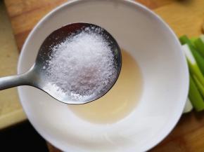 6.	将料酒里放上盐搅拌均匀，
