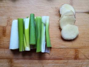 5.	大葱清洗干净切成段，姜切片备用，