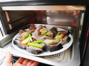 9.	将盘子送入长帝蒸烤箱里，