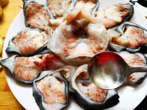 7.	再用勺子均匀地浇到海参斑上，