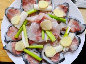 8.	上面摆放好葱段和姜片，