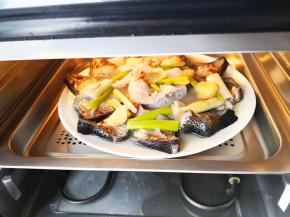 11.	时间到打开蒸烤箱，取出蒸好的海参斑就可以品尝了。