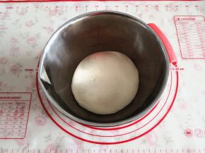 1.	用温水化开酵母，再与中筋面粉和清水一起揉成面团，注意化开酵母的温水也要计算在清水量里，然后放在温暖的地方进行发酵，