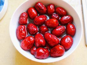 2.	发酵面团的时候将大枣清洗干净，