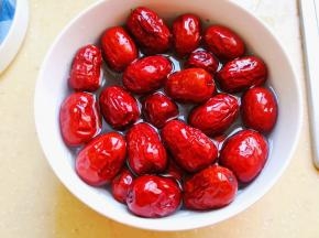 2.	发酵面团的时候将大枣清洗干净，