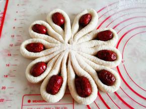 6.	再用手从中间紧紧将长面条捏在一起，摆在笼屉布上，