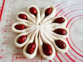 6.	再用手从中间紧紧将长面条捏在一起，摆在笼屉布上，