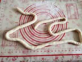 7.	再取一块面团揉搓成比第一条稍细一些的长条，