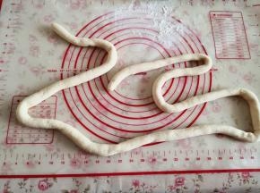 7.	再取一块面团揉搓成比第一条稍细一些的长条，