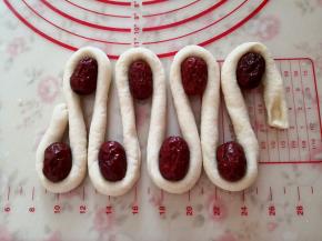 8.	摆出回形状，长宽度比第一条短一些，转弯位置放上大枣，一共放8颗，