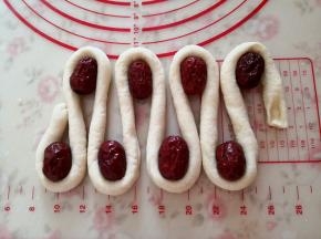 8.	摆出回形状，长宽度比第一条短一些，转弯位置放上大枣，一共放8颗，