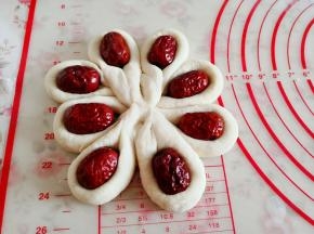 9.	再用手将其中间部捏紧，此为第二层，