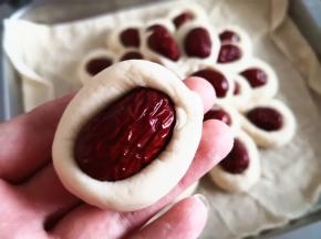 13.	最后再搓一个细条包住一颗大枣，放在最上面，