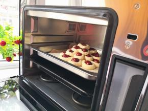 14.	将整好的枣花馍放入长帝蒸烤箱关上门醒发20分钟，