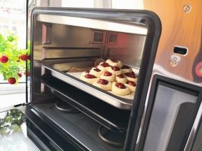 14.	将整好的枣花馍放入长帝蒸烤箱关上门醒发20分钟，